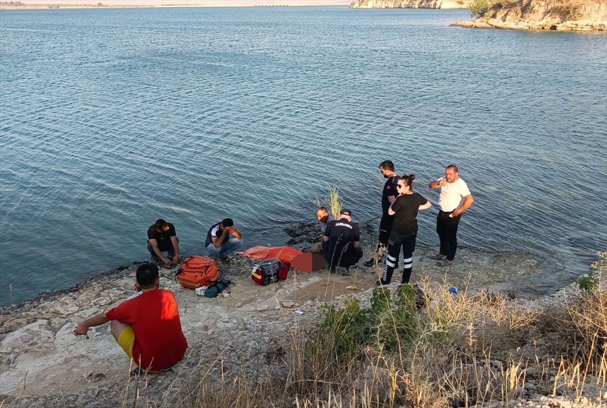 Gaziantep'in Nizip ilçesinde, serinlemek için Fırat Nehri'ne giren genç boğuldu.