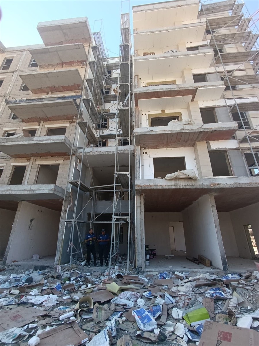 Gaziantep'in Nurdağı ilçesinde yapımı devam eden bir inşattan düşen inşaat işçisi ağır...