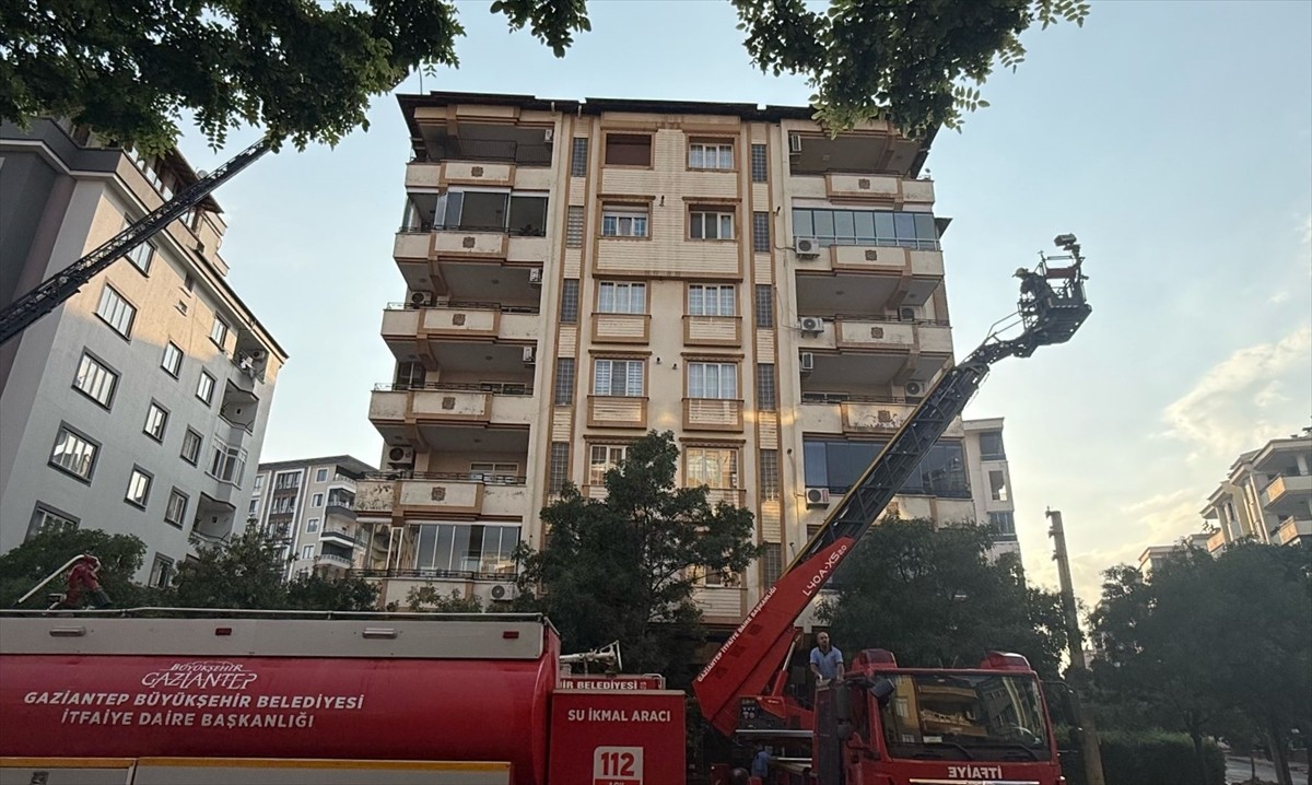 Gaziantep'tin Şehitkamil ilçesinde apartmanın çatısında çıkan yangın söndürüldü.
