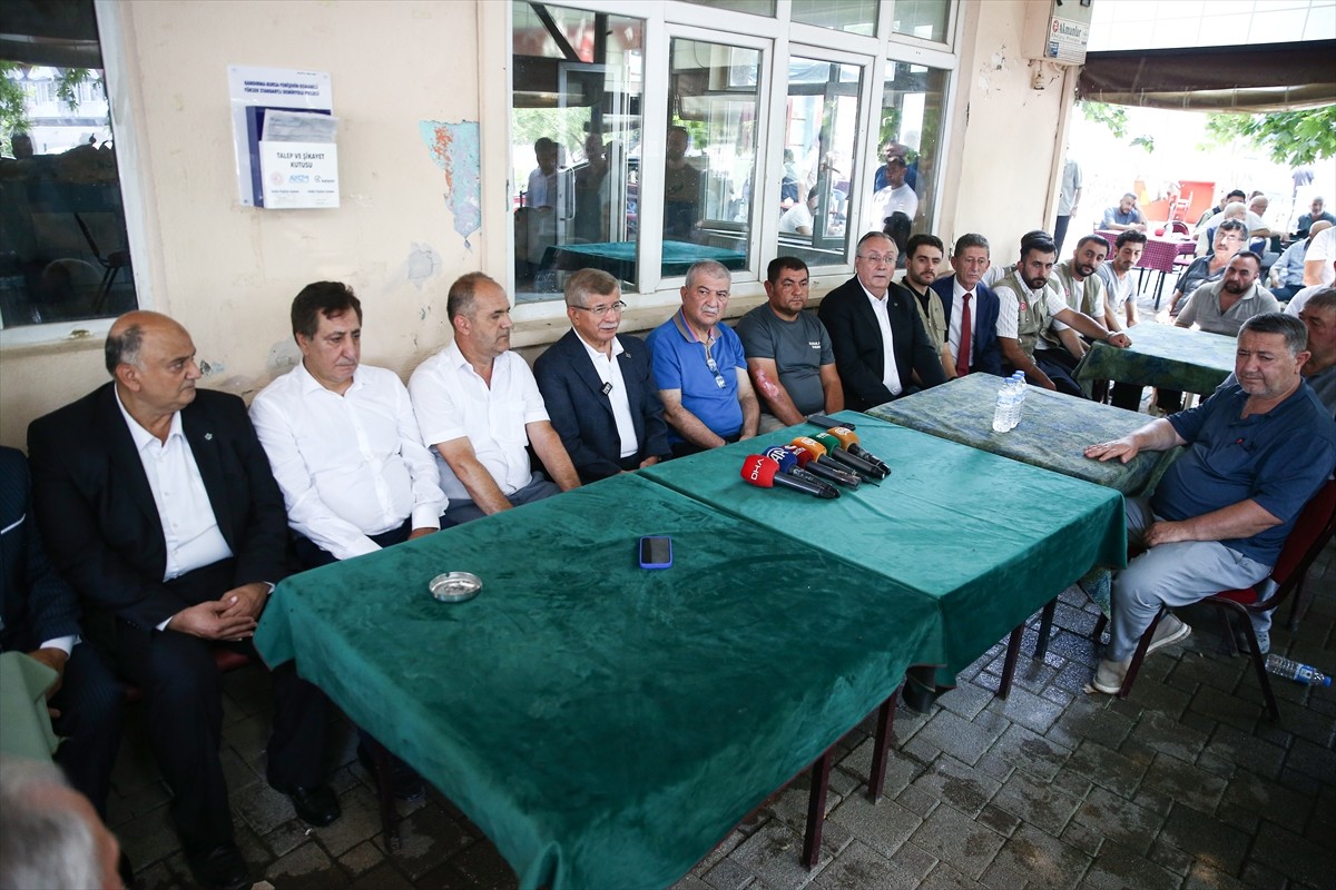 Gelecek Partisi Genel Başkanı Ahmet Davutoğlu, yangından etkilenen Bursa'nın Gürsu ilçesine bağlı...