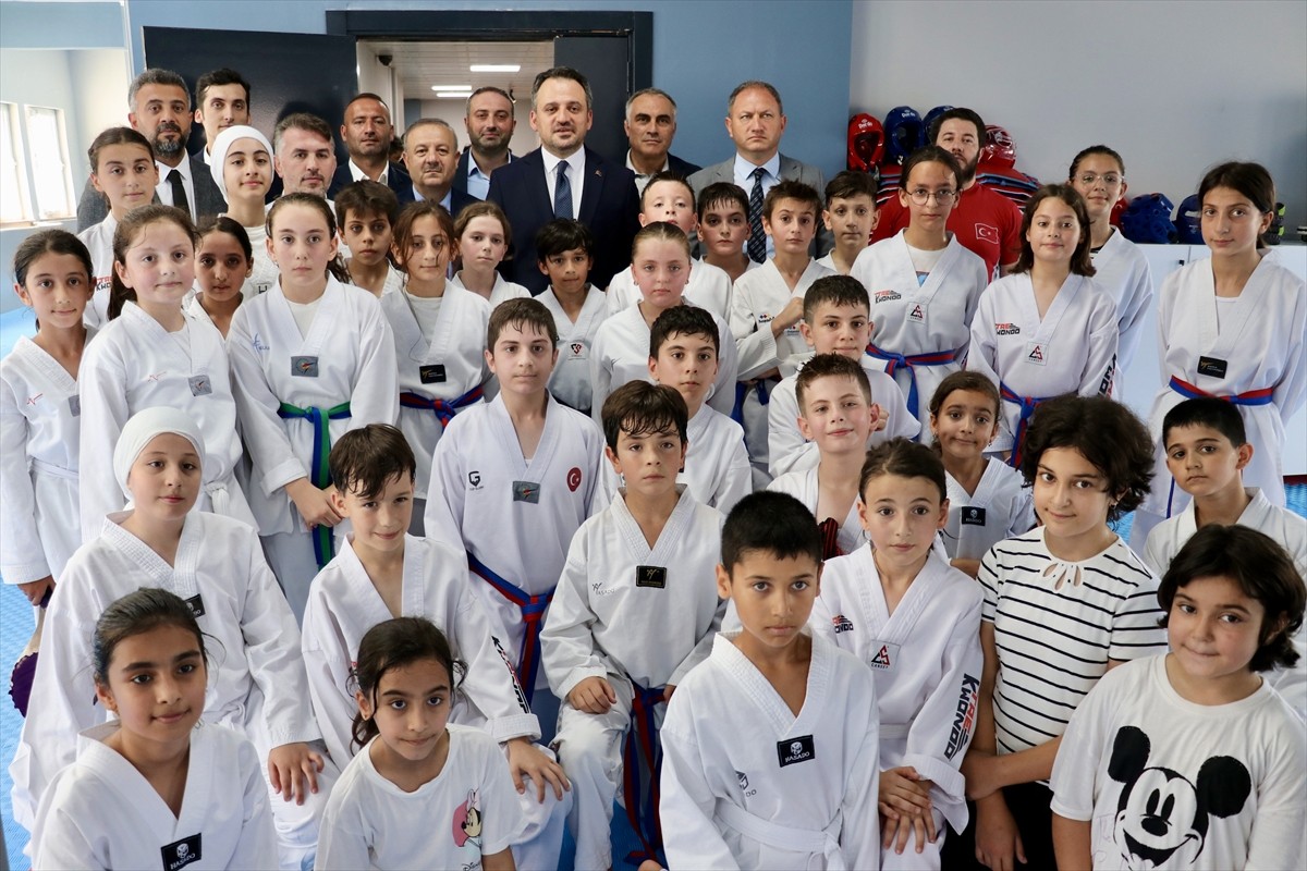 Gençlik ve Spor Bakan Yardımcısı Enes Eminoğlu, Trabzon'un Ortahisar ilçesindeki Pelitli Gençlik...