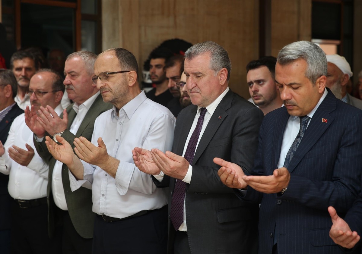 Gençlik ve Spor Bakanı Osman Aşkın Bak (sağ 2), eski AK Parti Rize Milletvekili Hikmet Ayar'ın...