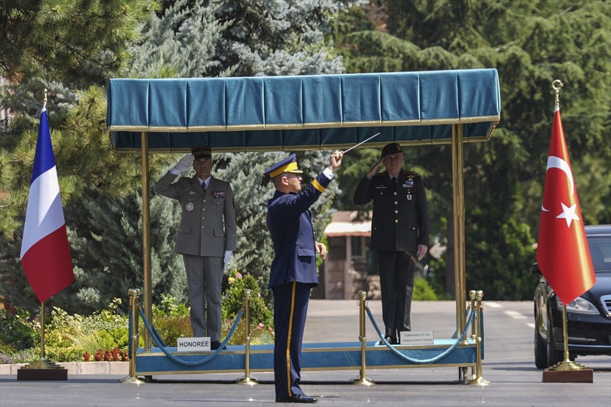 Genelkurmay Başkanı Orgeneral Metin Gürak (sağda), Fransa Genelkurmay Başkanı Orgeneral Thierry...