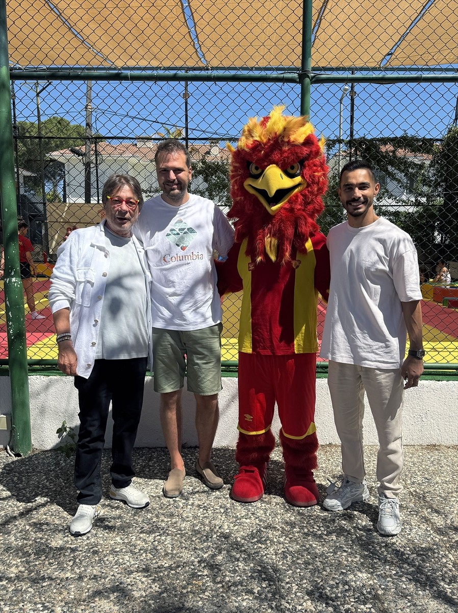 Göztepe Kulübü Onursal Başkanı Mehmet Sepil, İzmir'in Çeşme ilçesinde spor okullarındaki...