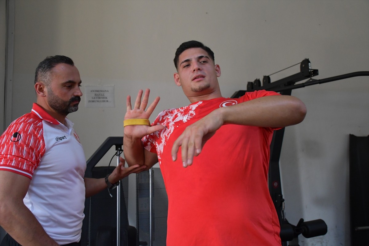 Gülle atmada yıldızlar ve gençlerde Türkiye şampiyonlukları bulunan Bilecikli Abdulkerim Akdaş...