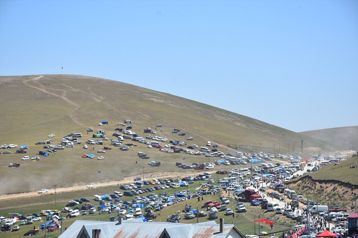Gümüşhane'de "Kazıkbeli Yayla Şenliği" gerçekleştirildi. Kürtün ilçesine bağlı Söğüteli köyü...