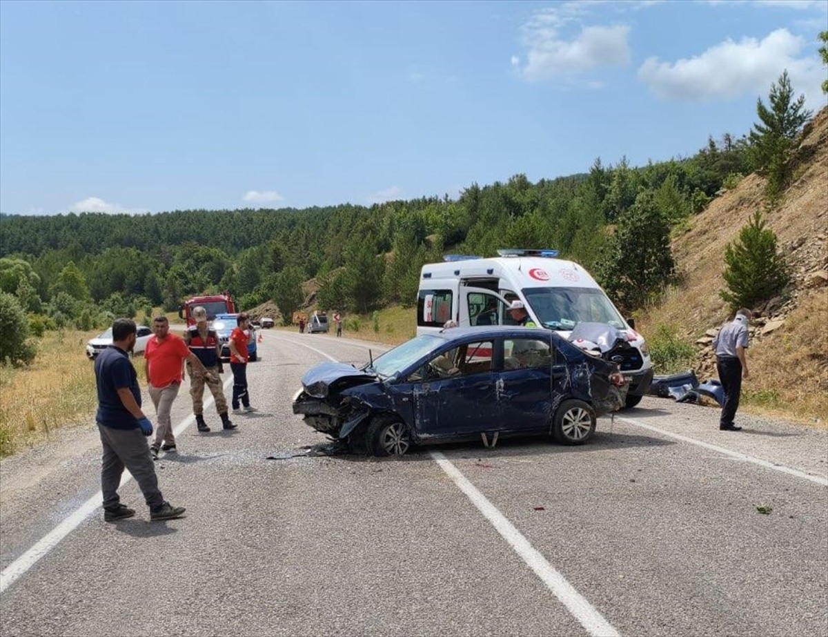  Gümüşhane'nin Şiran ilçesinde otomobilin tepenin yamacına çarpması sonucu 4 kişi...
