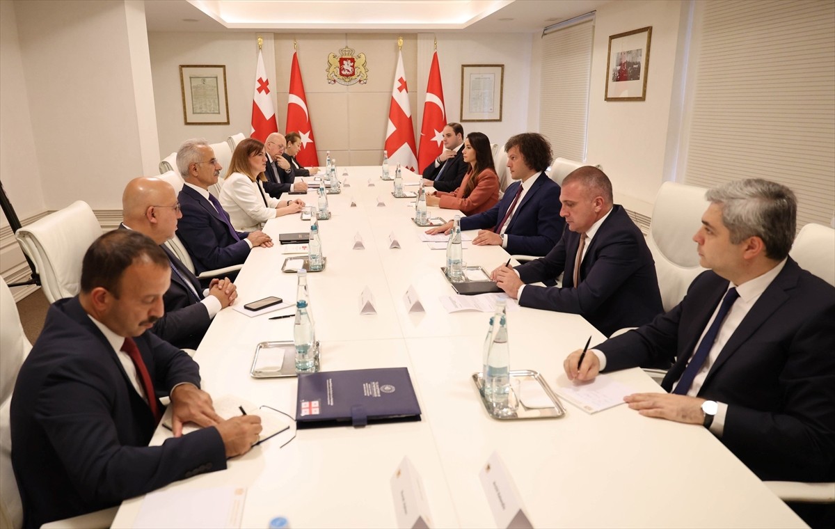 Gürcistan Başbakanı İrakli Kobakhidze, Tiflis'te temaslarda bulunan Ulaştırma ve Altyapı Bakanı...