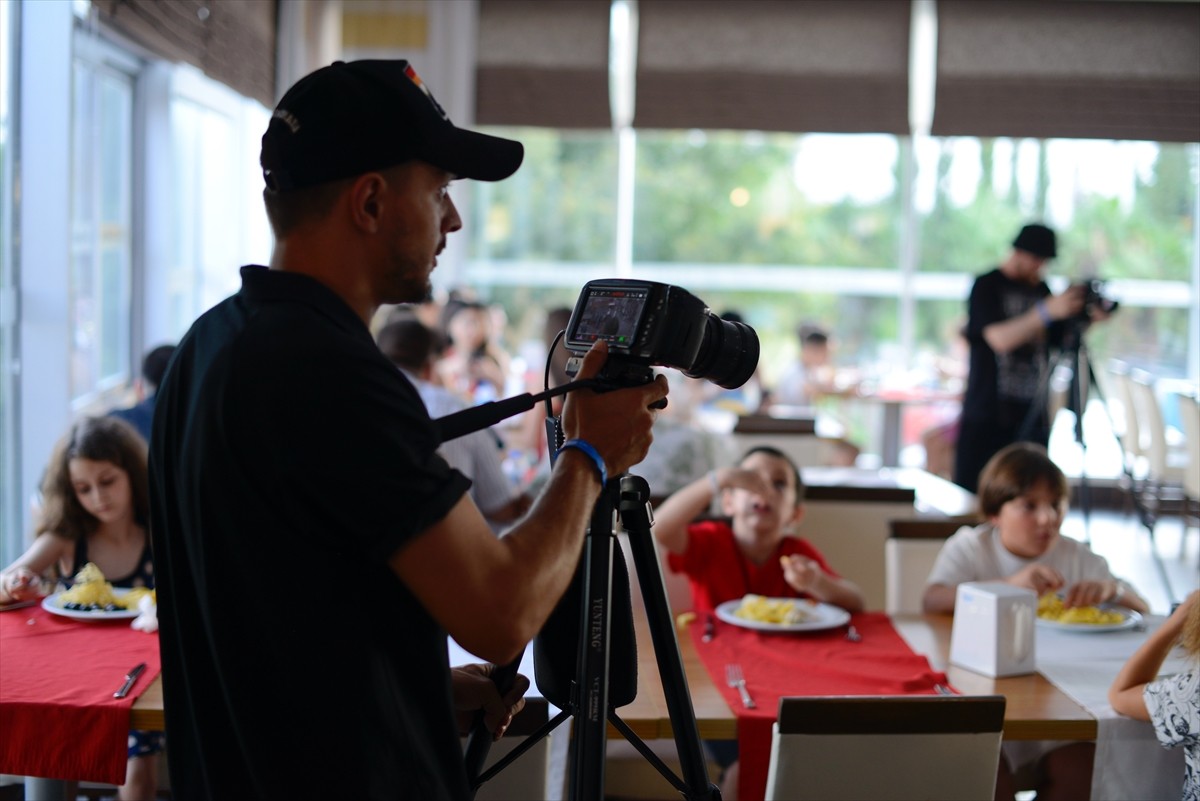 Gürcistanlı bir film ekibi, Gürcü ve Türk çocukları arasındaki dostluğu konu alan dizi çekimlerine...