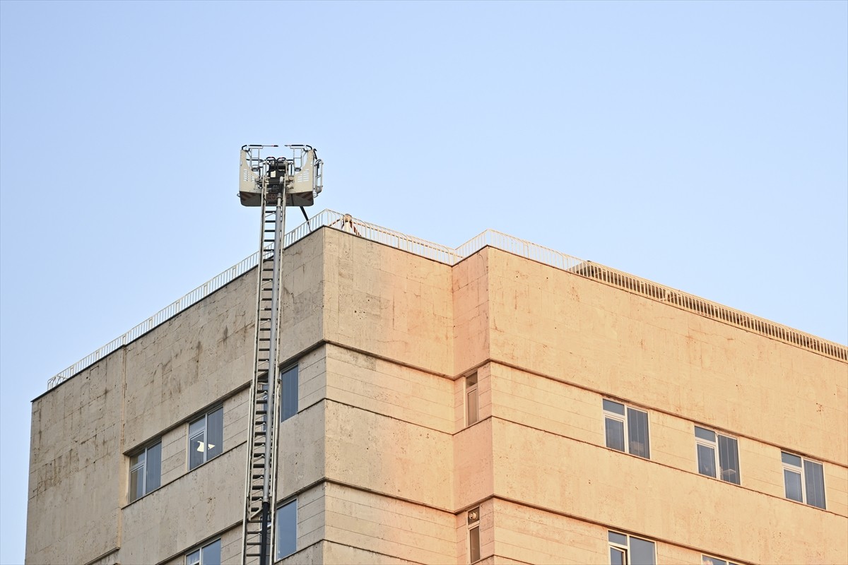 Hacettepe Üniversitesi Tıp Fakültesi Hastanesinin Çocuk Acil Servisi binasında çıkan yangın...