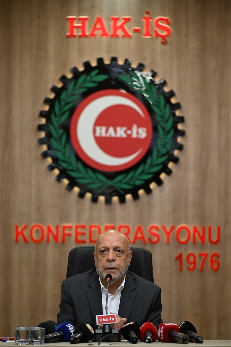 HAK-İŞ Genel Başkanı Mahmut Arslan, Konfederasyon genel merkezinde düzenlediği basın...