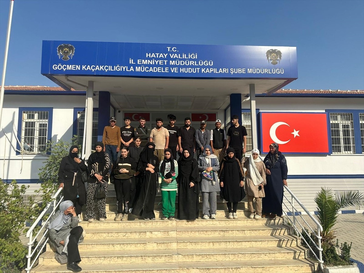 Hatay'da yasa dışı yollarla yurda giren 24 düzensiz göçmen yakalandı, göçmen kaçakçılığı yaptığı...