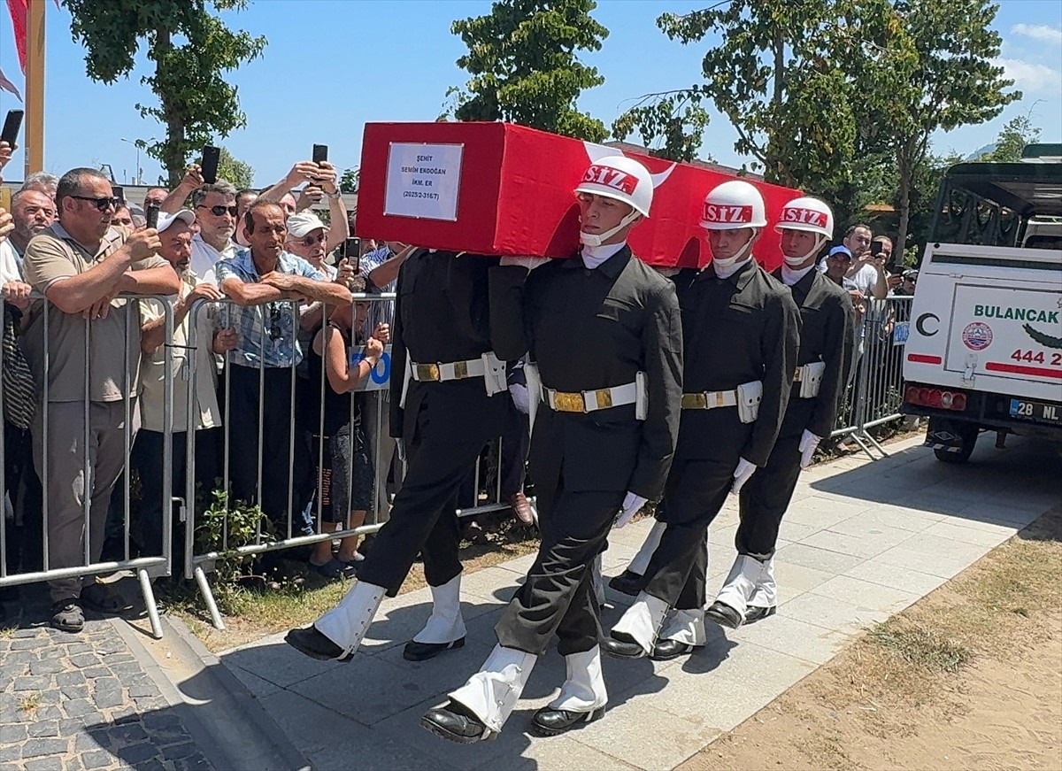 Hatay'ın İskenderun ilçesinde yüksek ateş şikayetiyle kaldırıldığı hastanede şehit olan İkmal Er...
