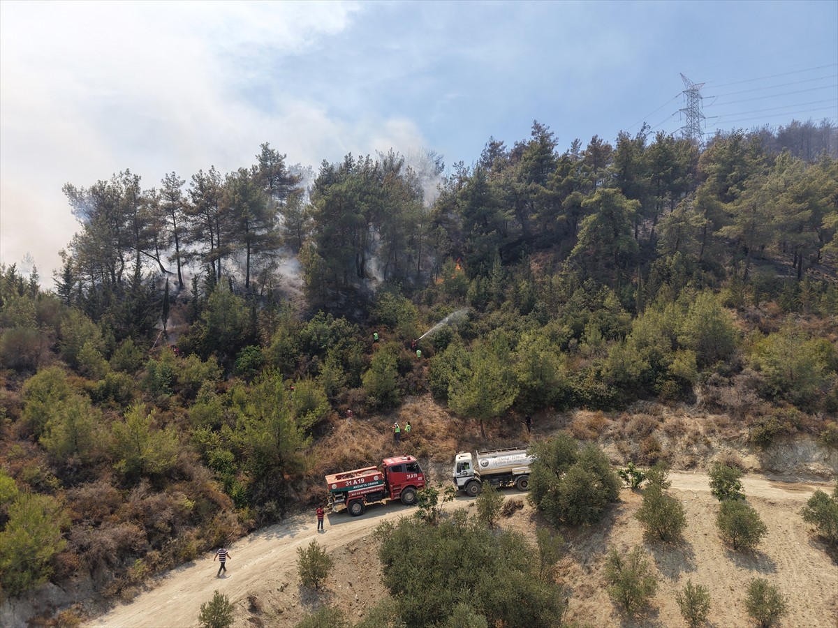 Hatay'ın merkez Antakya ilçesinde devam eden orman yangınını söndürme çalışmaları havadan...