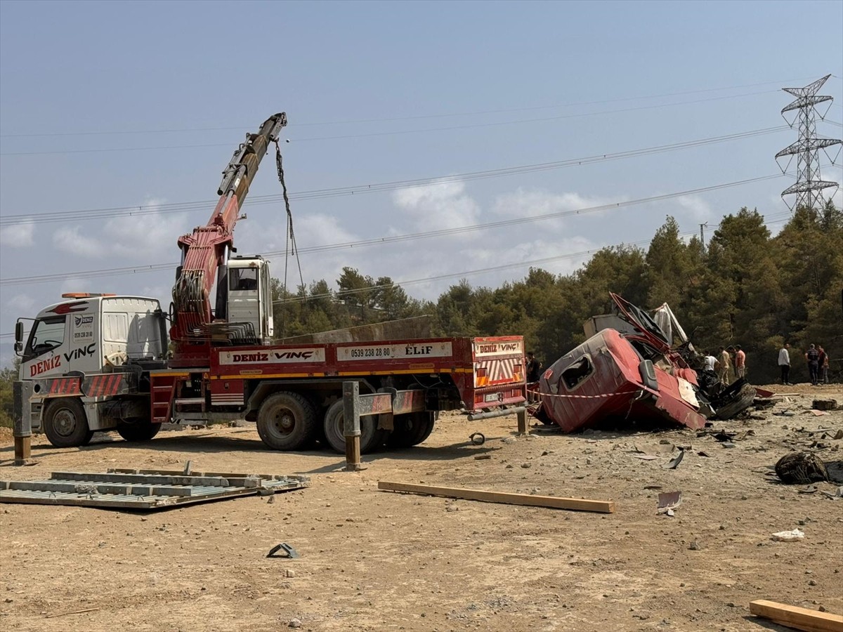 Hatay'ın merkez Antakya ilçesinde, freni arızalanan vincin park halindeki tır ve hafif ticari...