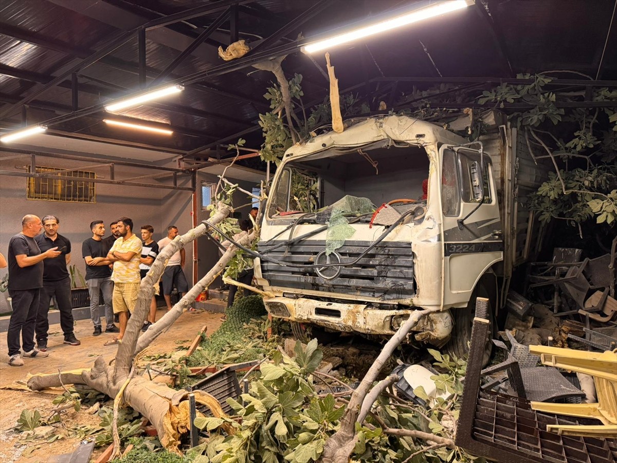 Hatay'ın merkez Antakya ilçesinde hurda yüklü kamyonun, kontrolden çıkarak yolun yaklaşık 8 metre...