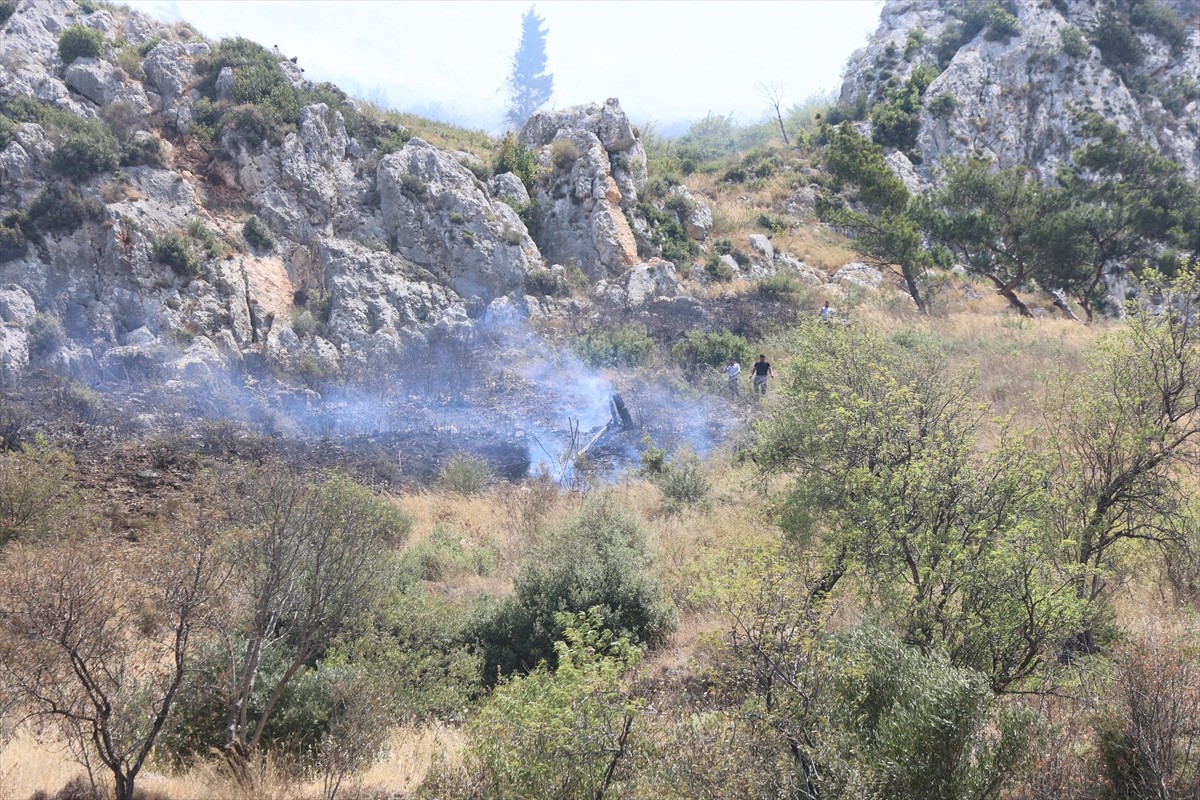 Hatay'ın merkez Antakya ilçesinde makilik ve ormanlık alanda çıkan yangın, ekiplerin havadan ve...