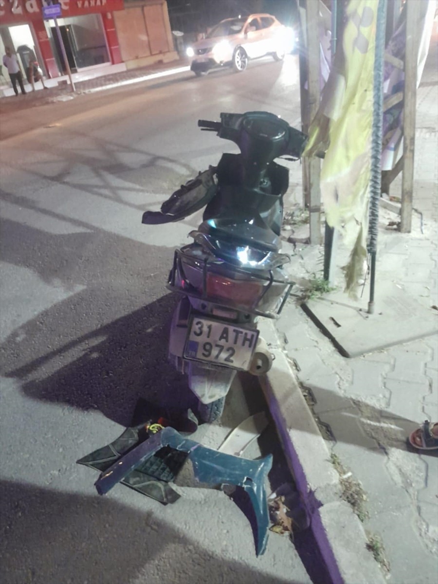 Hatay'ın Samandağ ilçesinde 2 motosikletin çarpışması sonucu 3 kişi yaralandı.