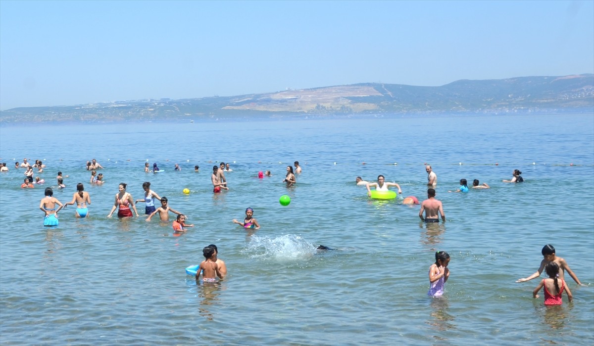 Hava sıcaklığının mevsim normalleri üzerinde seyrettiği Kocaeli'nin Karamürsel ilçesinde...