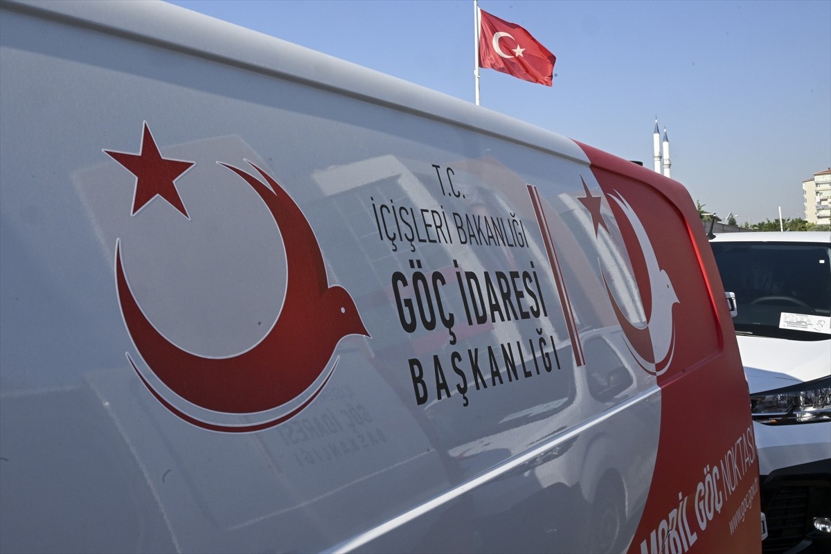 İçişleri Bakanı Ali Yerlikaya, Göç İdaresi Başkanlığında düzenlenen "Mobil Göç Aracı Hizmete Alım...