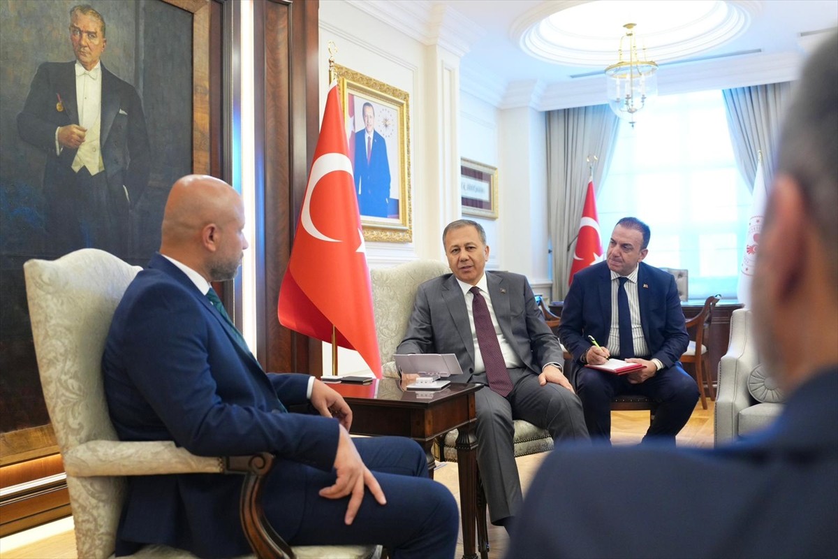 İçişleri Bakanı Ali Yerlikaya (sağda), Suriye Acil Durum ve Afet Yönetimi Bakanı Raid Salih'i...