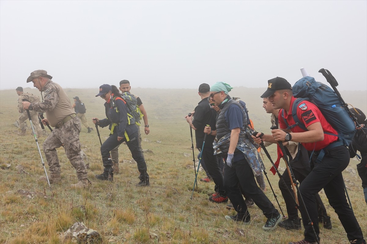 Iğdır Valisi Ercan Turan ve İl Emniyet Müdürü Niyazi Turgay, doğa tutkunlarıyla 3 bin 500...