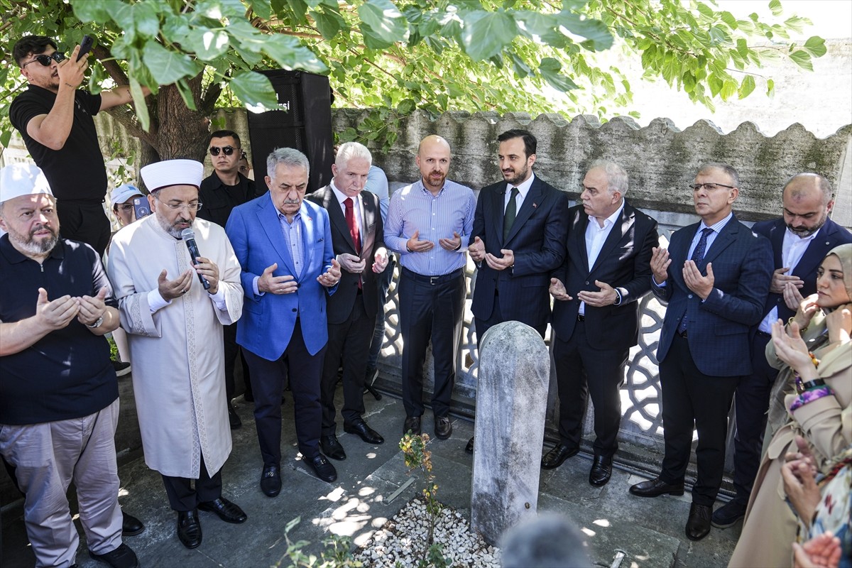 İlim Yayma Vakfı Mütevelli Heyeti Başkanı Bilal Erdoğan (ortada), İstanbul Valisi Davut Gül (sol...