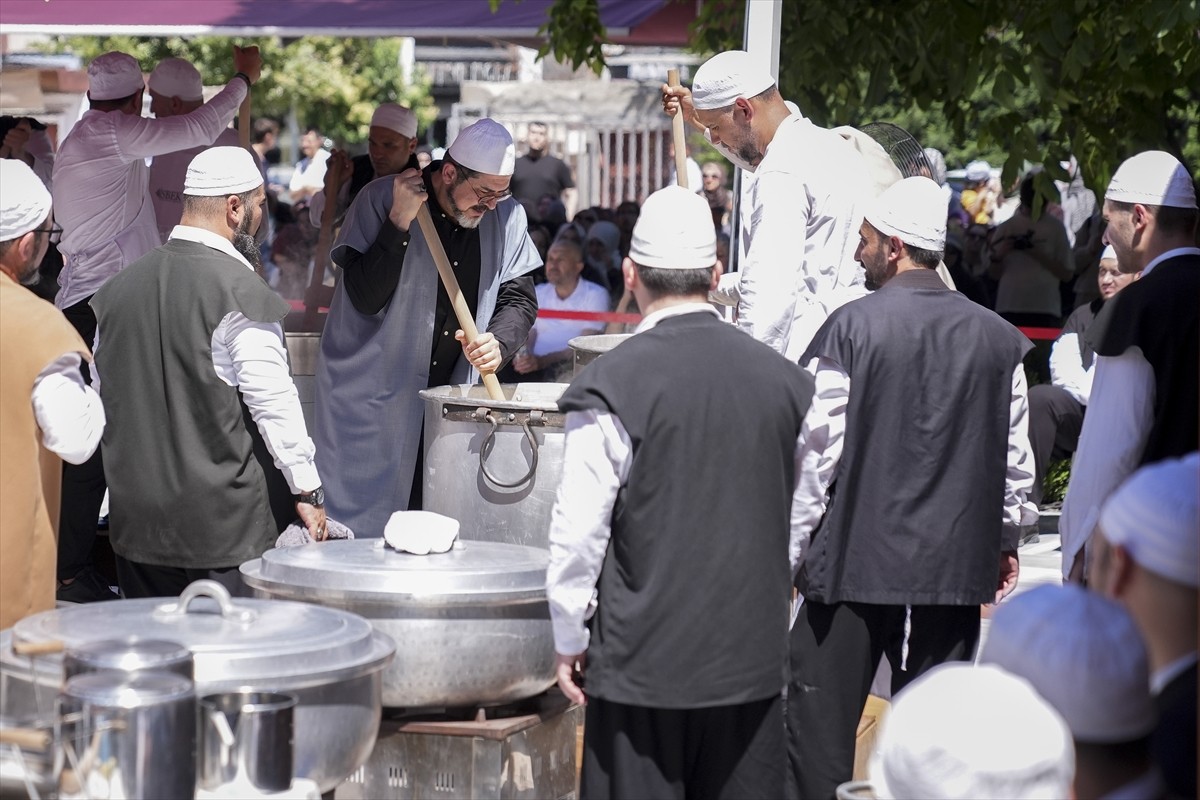 İnsan ve İrfan Vakfınca, İstanbul'un fethinden sonra Hazreti Hüseyin ve Kerbela şehitleri için...