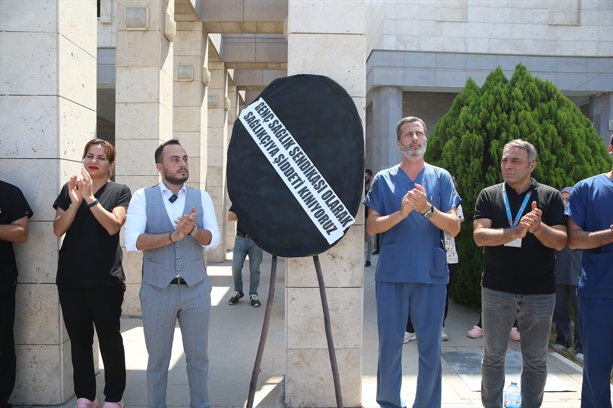 İskenderun Devlet Hastanesi'nde, hakarette bulundukları hemşireyi darbettikleri iddiasıyla 2 kişi...
