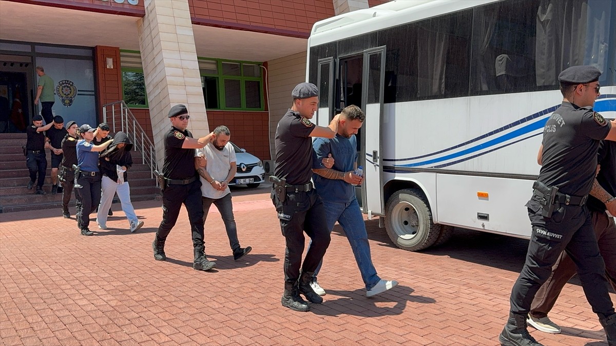  Isparta'da "yan bakma" nedeniyle çıkan kavgada 3 kişinin yaralanmasıyla ilgili gözaltına alınan 6...