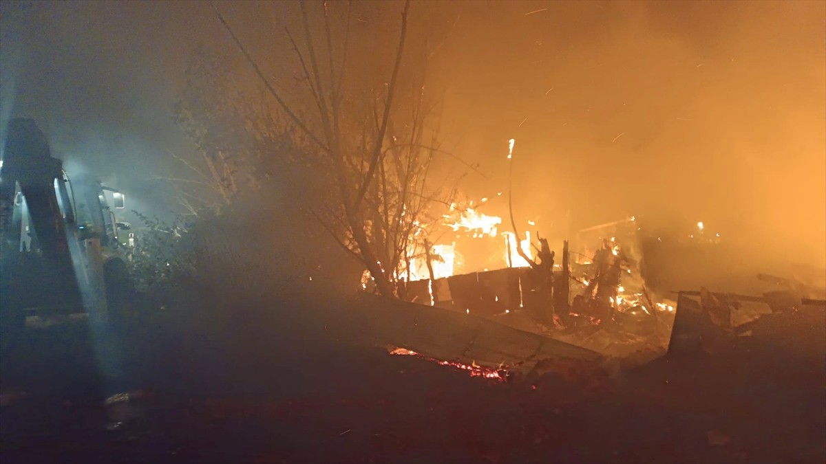 Isparta'nın Aksu ilçesinde çıkan yangında tek katlı ahşap ev kullanılamaz hale geldi.