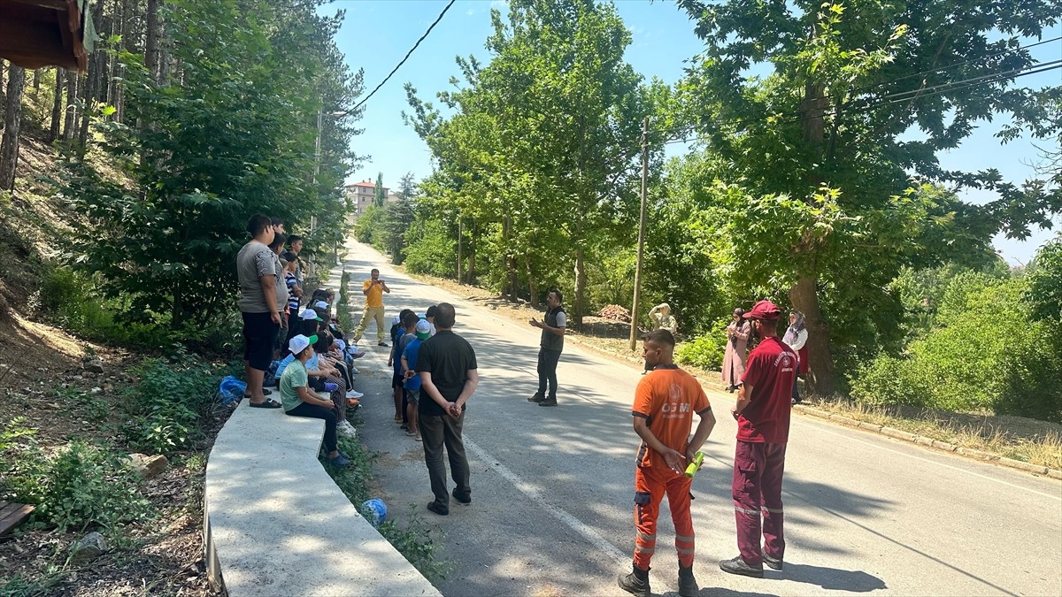 Isparta'nın Aksu ilçesinde yaz Kur'an kursuna giden çocuklara, ormanlık alandaki yangınların...