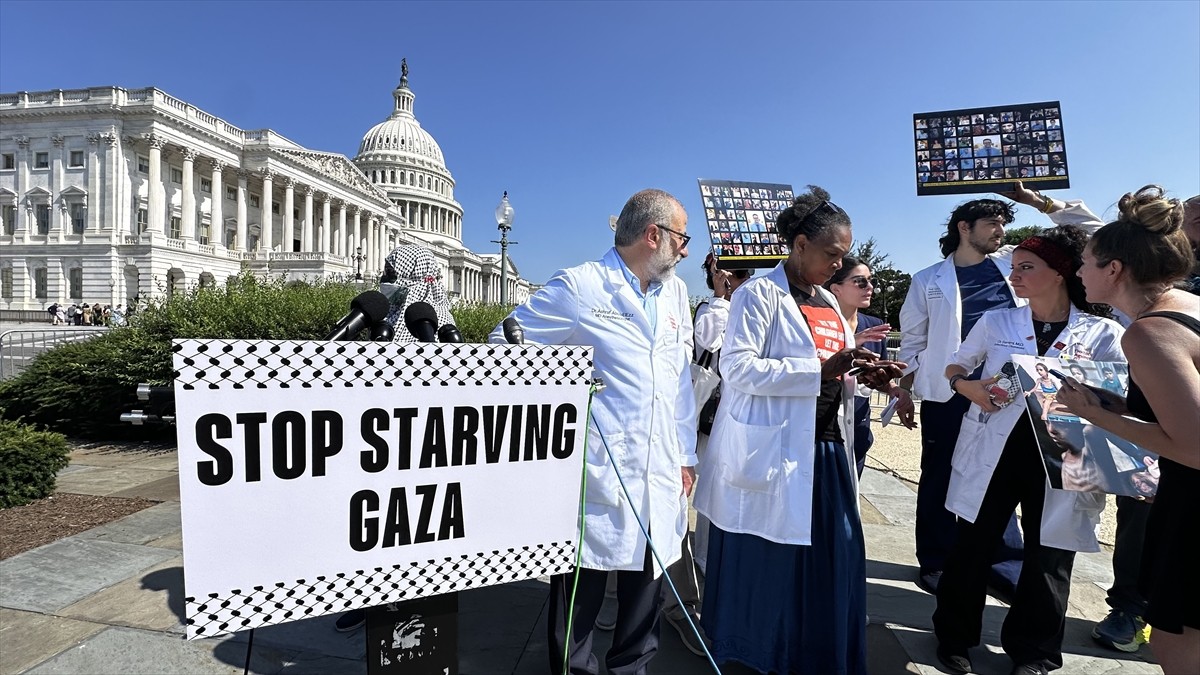 İsrail'in Gazze'deki soykırımına karşı Washington'da bir araya gelen Soykırıma Karşı Doktorlar...