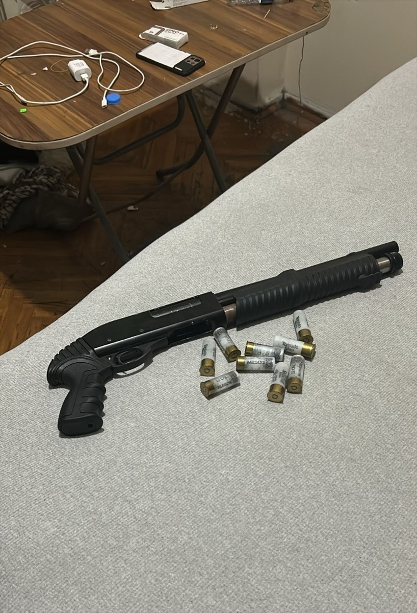 İstanbul'da sahilde silahla ateş eden ve bu görüntüleri sosyal medyada paylaşan şüpheli...