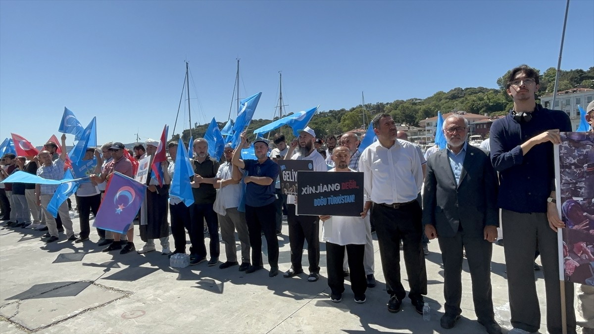 İstanbul'da, Urumçi kentinde 5 Temmuz 2009'da yaşanan olaylarla ilgili protesto gösterisi...