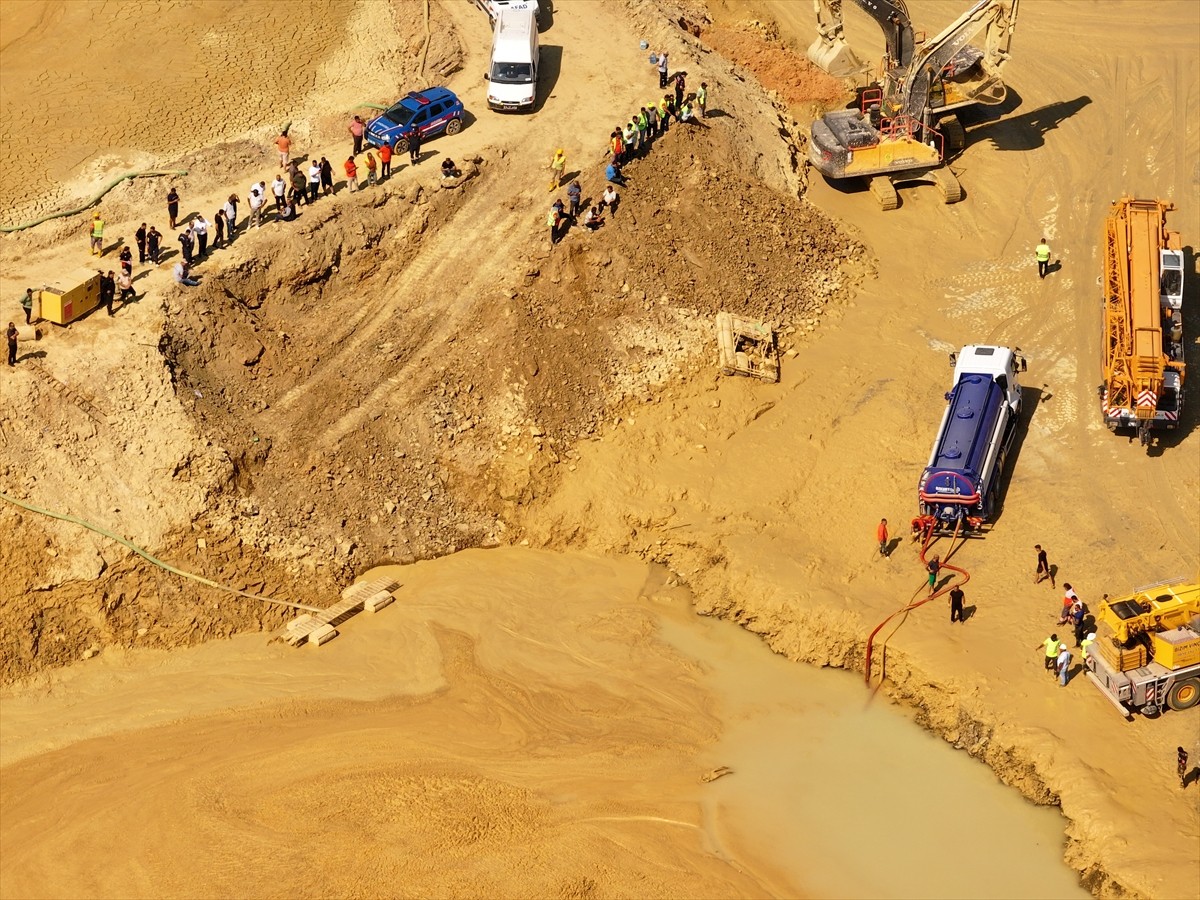 İstanbul'un Çatalca ilçesinde atık su biriken alana düşen iş makinasının operatörünün kurtarılması...