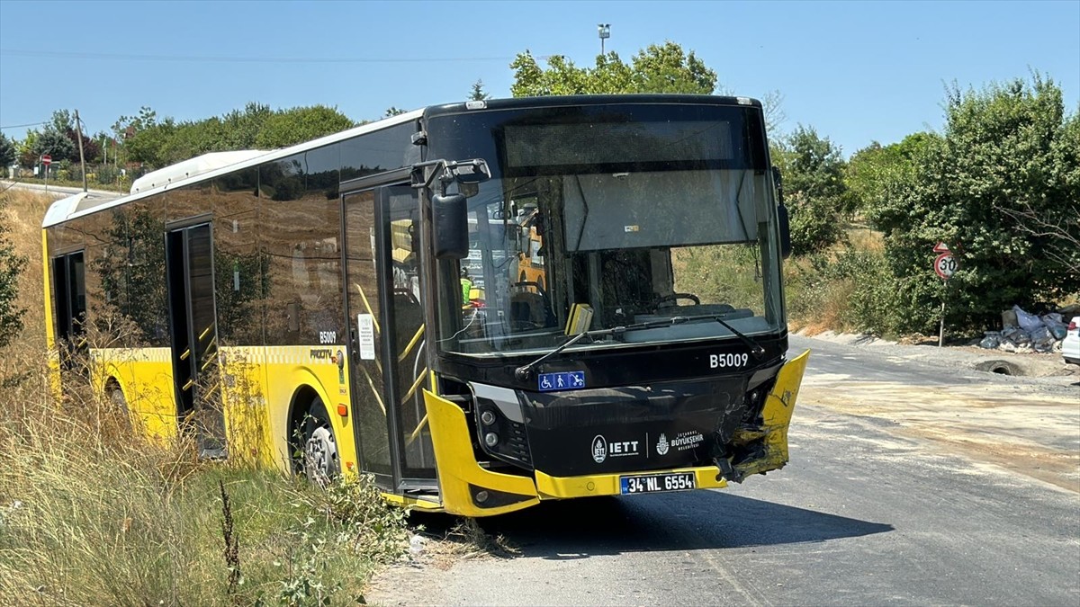 İstanbul Arnavutköy'de İETT otobüsüyle çarpışan otomobilin sürücüsü hayatını kaybetti. Sazlıbosna...