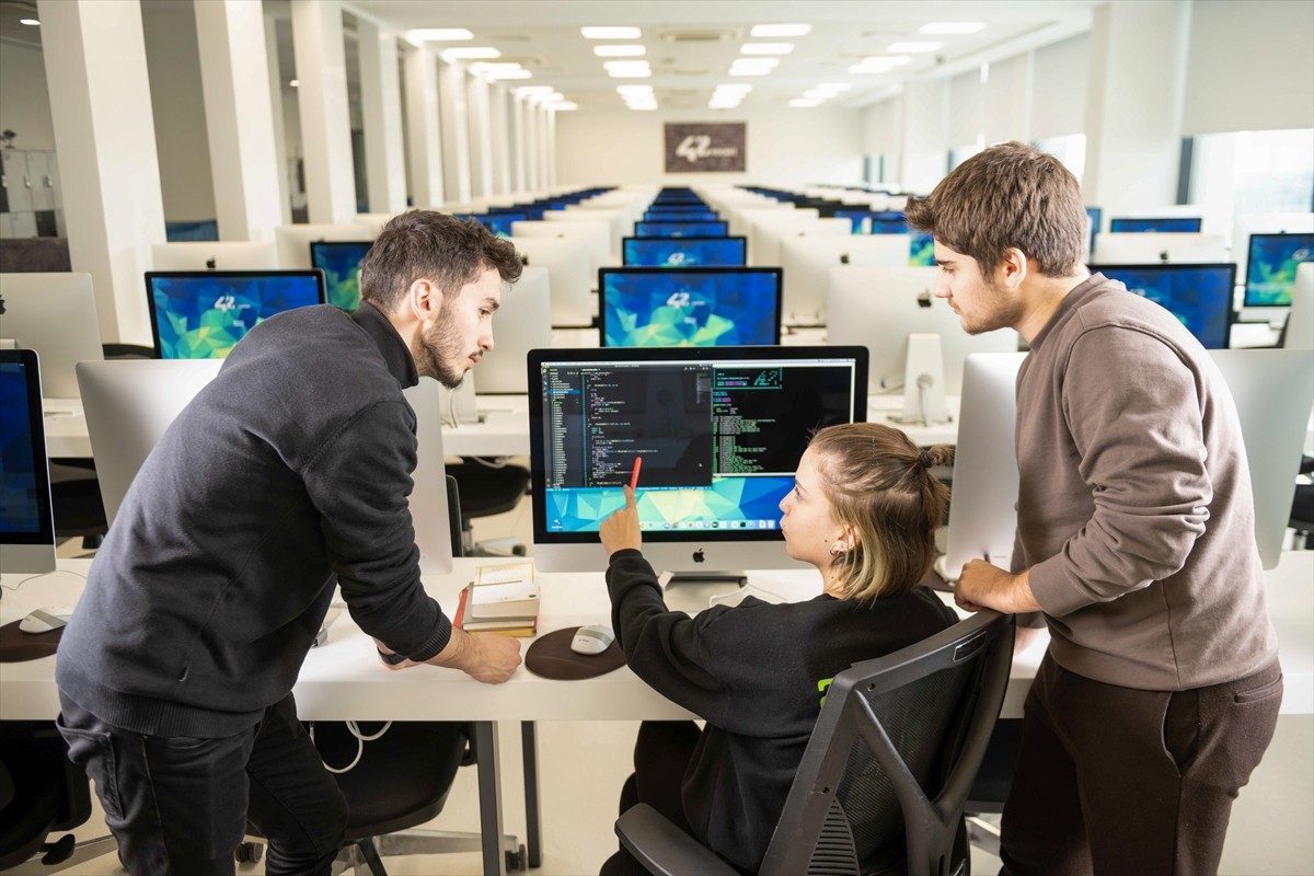 İstanbul ve Kocaeli'de geleneksel eğitim yöntemlerine alternatif sunan modeliyle geleceğin...