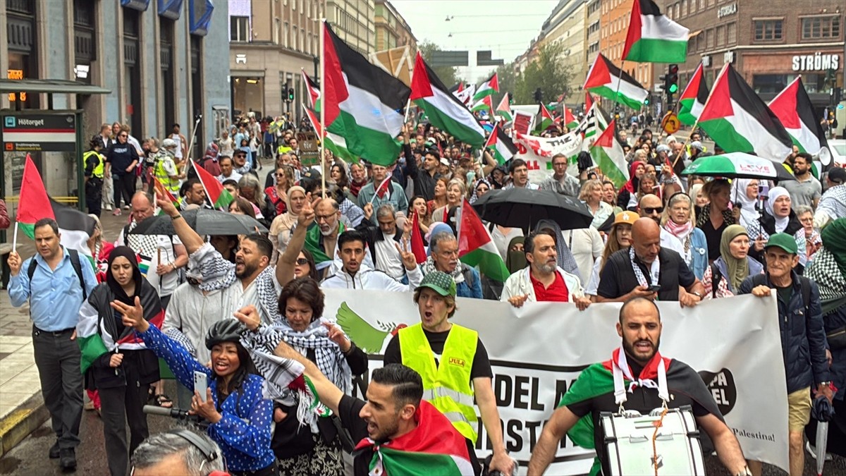  İsveç'in başkenti Stockholm'de yüzlerce kişi, hükümeti, İsrail'in Gazze'yi işgaline sessiz...