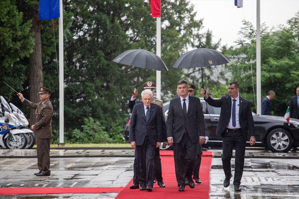 İtalya Cumhurbaşkanı Sergio Mattarella (solda), Hırvatistan'ın başkenti Zagreb'deki resmi...