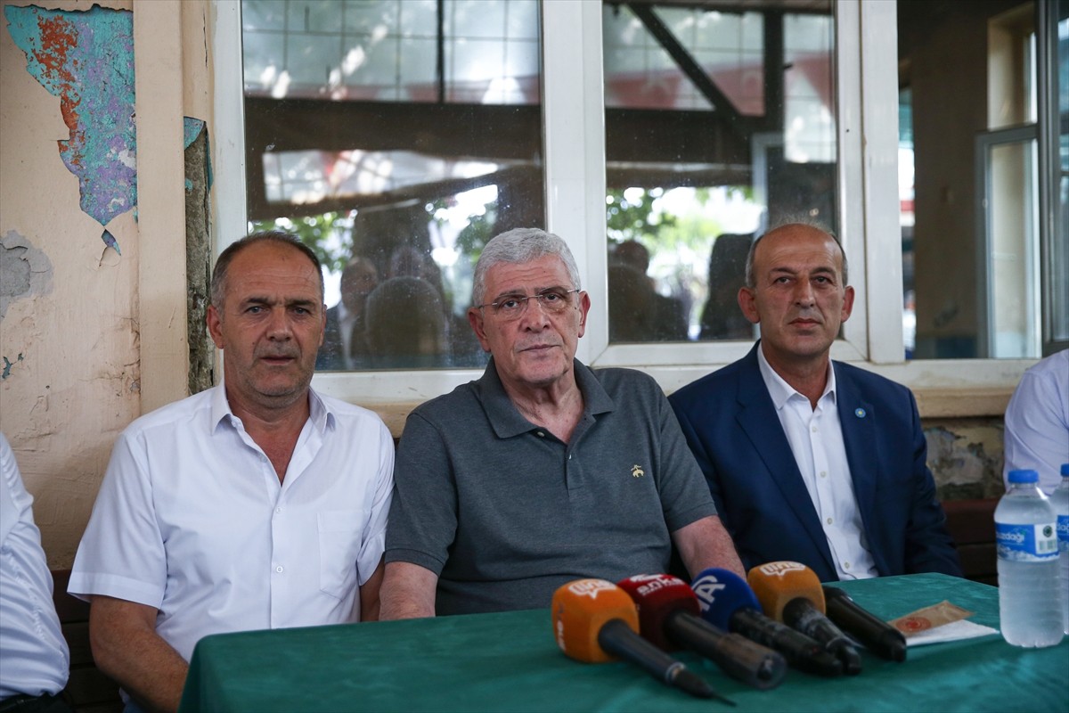 İYİ Parti Genel Başkanı Müsavat Dervişoğlu, yangından etkilenen Bursa'nın Gürsu ilçesine bağlı...