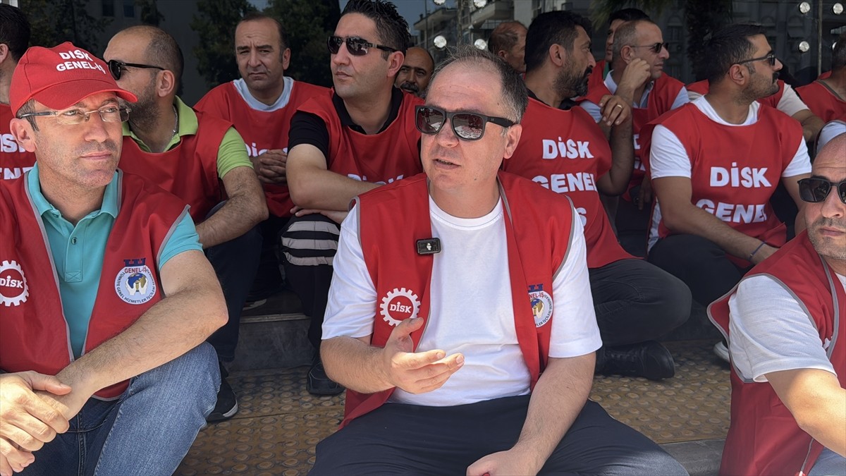 İzmir'de maaşlarını alamadıklarını belirten Karşıyaka Belediyesi işçileri, oturma eylemi...