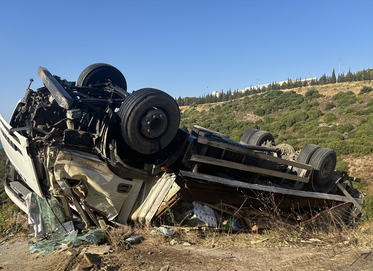 İzmir'in Balçova ilçesinde uçuruma devrilen kamyonun sürücüsü ağır yaralandı. İhbar üzerine...