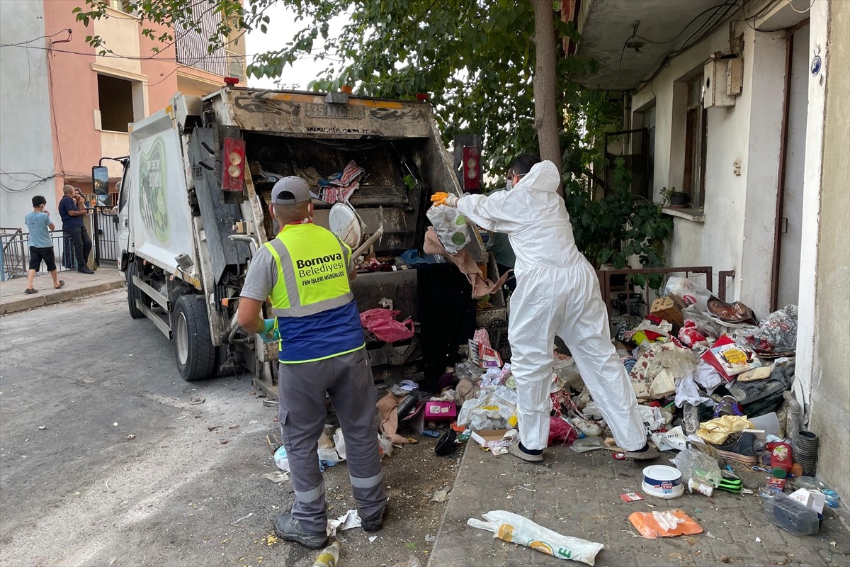 İzmir'in Bornova ilçesinde çevre sakinlerinin şikayeti üzerine ortaya çıkan çöp ev, belediye...