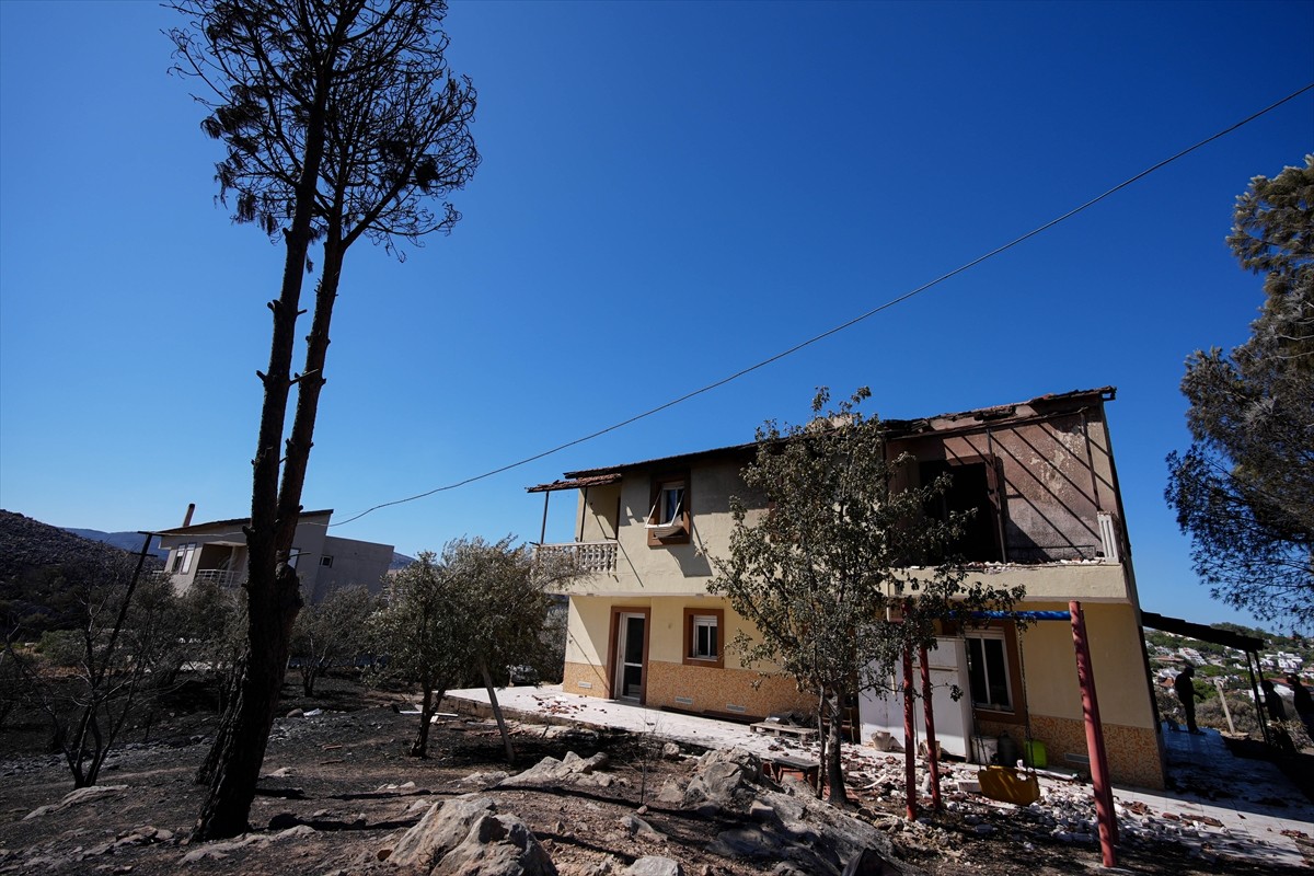 İzmir'in Çeşme ilçesinde yaşayanlar, dün ziraat alanında başlayıp orman ve makilik alana sıçrayan...