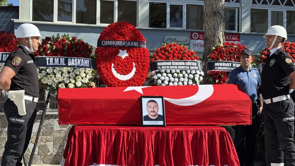 İzmir'in Ödemiş ilçesindeki orman yangınlarına müdahale ederken şehit olan dozer operatörü İbrahim...