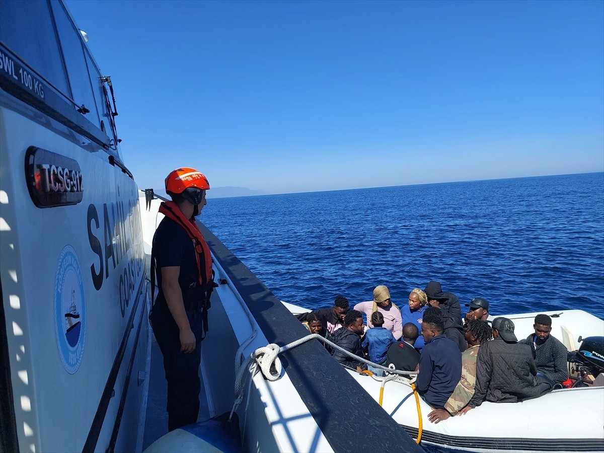 İzmir'in Selçuk ilçesi açıklarında 1'i çocuk 16 düzensiz göçmen yakalandı. Düzensiz göçmenler...