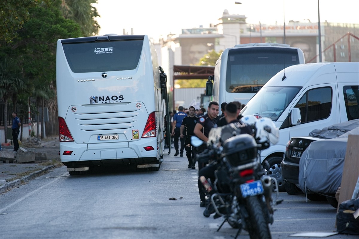 İzmir Büyükşehir Belediyesine yönelik yolsuzluk soruşturması kapsamında gözaltına alınan 137...