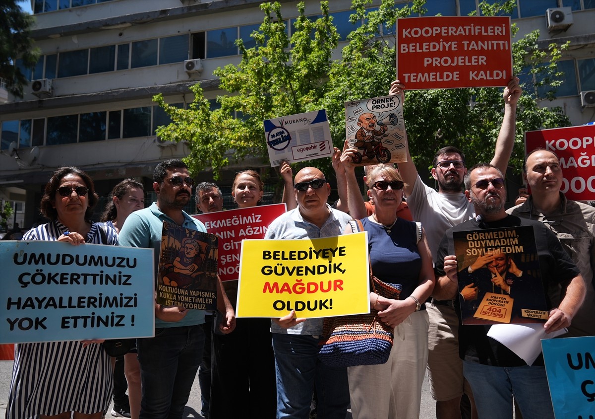 İzmir Kooperatif Mağdurları Birliği üyesi bir grup, İzmir Büyükşehir Belediyesine yönelik...