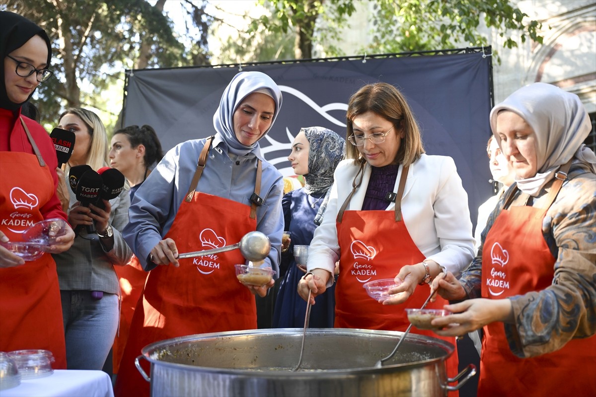 Kadın ve Demokrasi Vakfının (KADEM) bünyesindeki Genç KADEM gönüllüleri Şehzade Cami'nin...